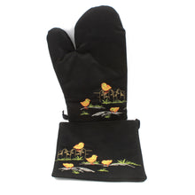 Load image into Gallery viewer, 100% Cotton Oven Mitt and Pot Holder Set With Embroidered Design
